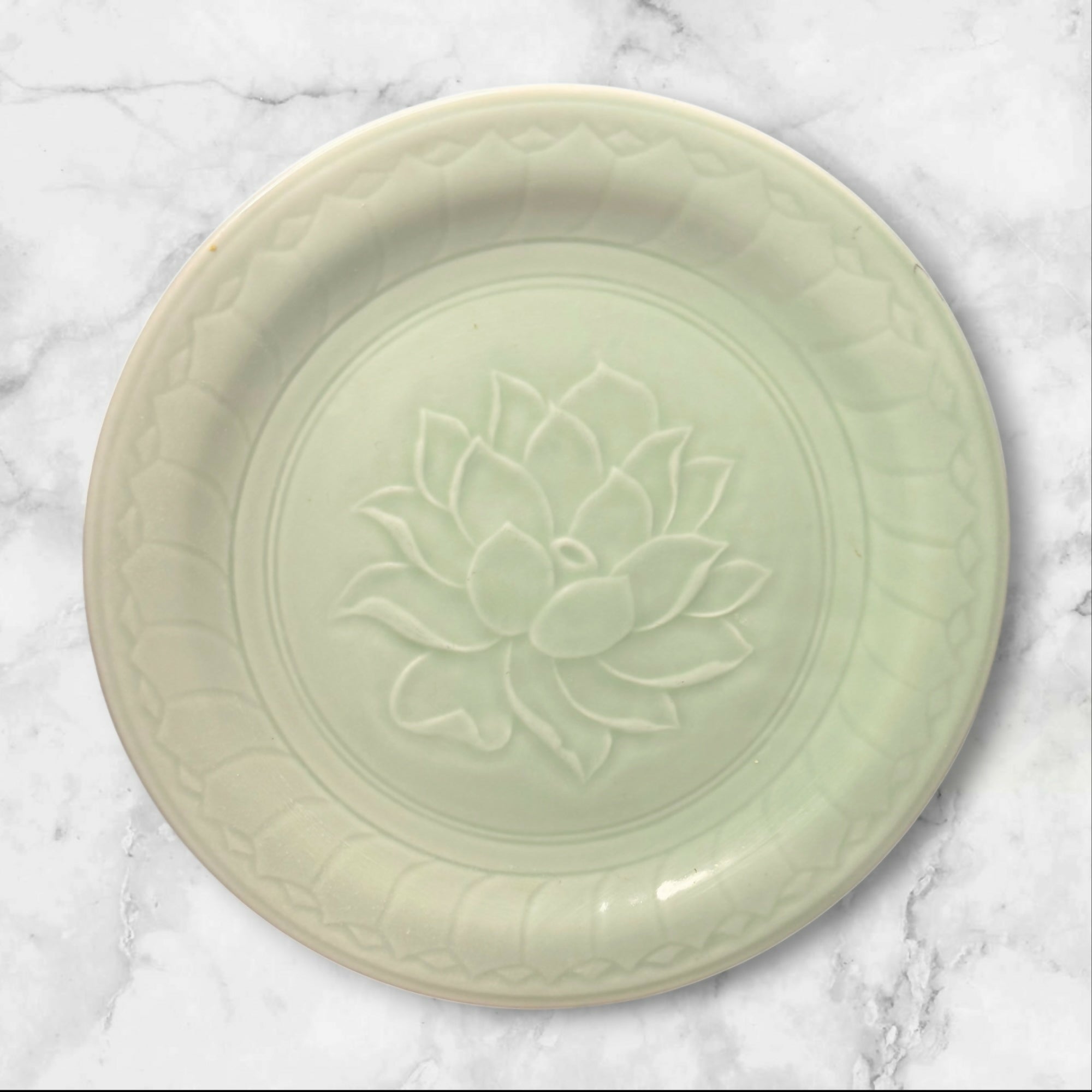 Celadon Green Lotus Dinner Plates Set of 4 Embossed Stoneware Excellent