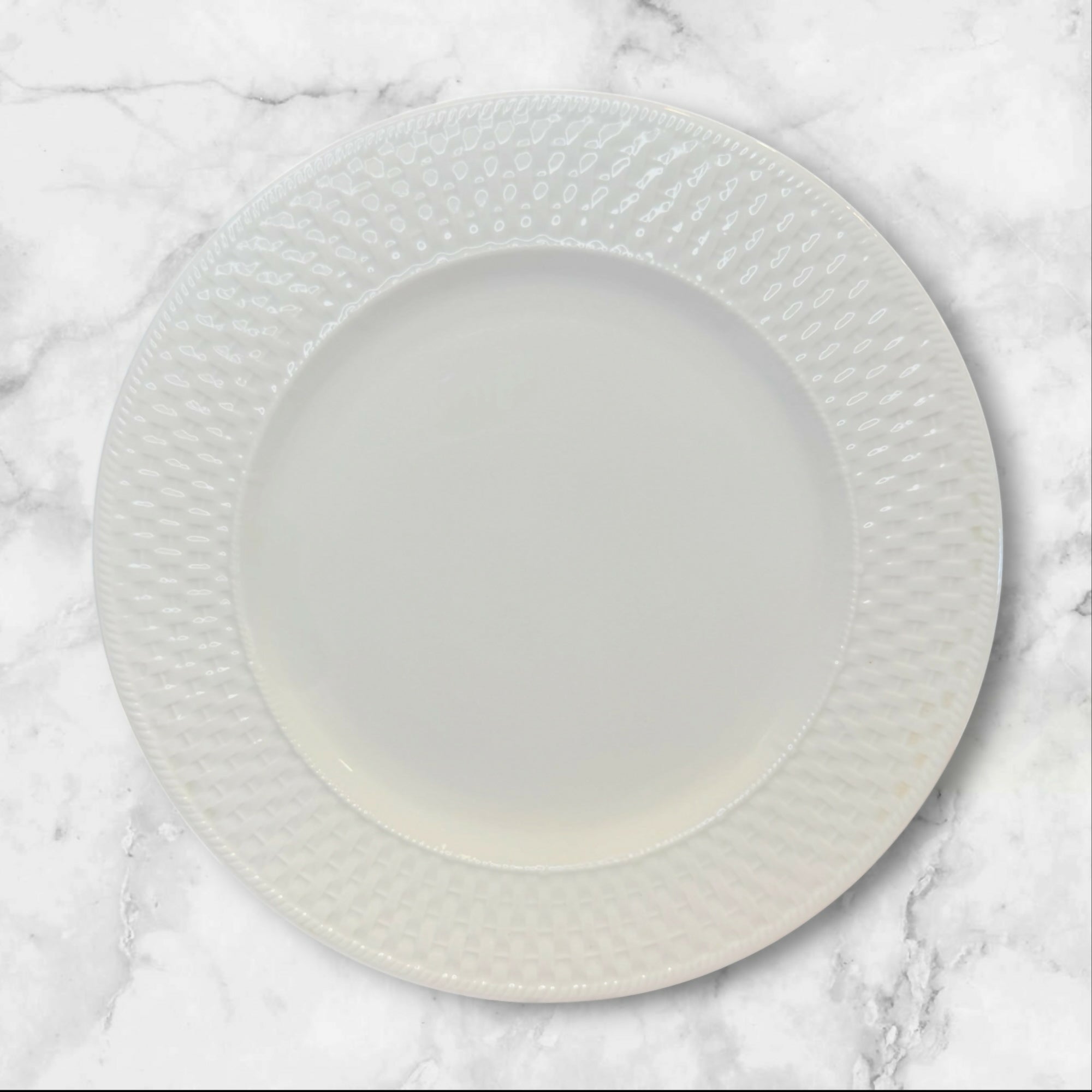Oneida Wicker Dinner Plates White Textured Stoneware | Set of 6 | Excellent