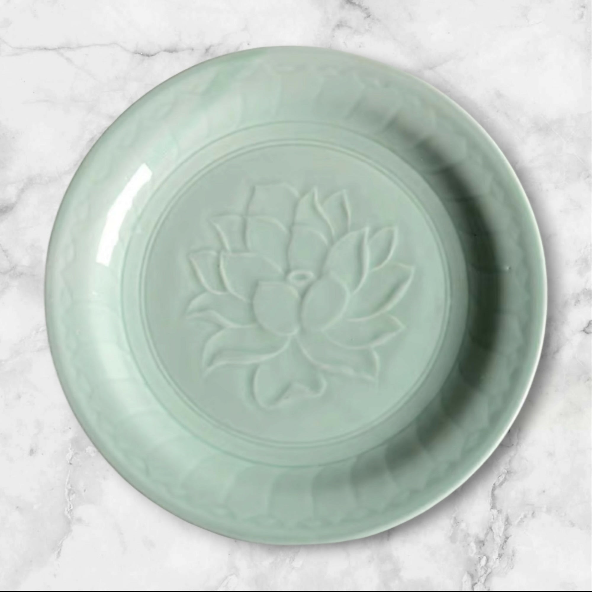 Celadon Green Lotus Dinner Plates Set of 4 Embossed Stoneware Excellent